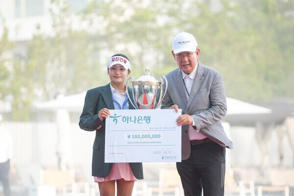 '더헤븐 마스터즈 2025'에서 우승한 노승희와 권모세 더헤븐 리조트 회장. 사진=뉴스컬처