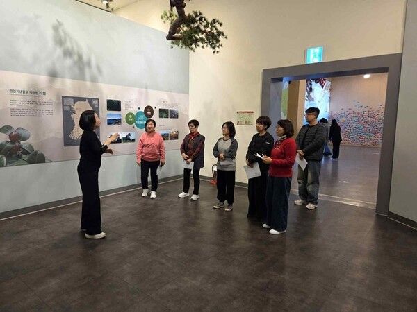 자연유산 수어 해설사 양성과정 전시관 견학. 사진=국가유산청