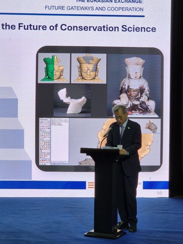 Yoo Hong-jun, Director General of the National Museum of Korea, speaks at the First Eurasian Museum Directors Forum. Photo by National Museum of Korea