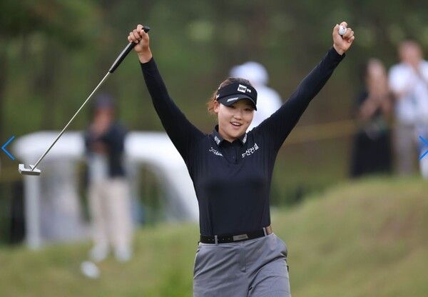김민솔 선수가 한국여자오픈에서 우승을 확정 짓고 환호하고 있다. 사진=KLPGA