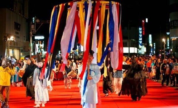 강릉단오제의 상징 신간목(神竿木)을 대신하는 화개(花蓋)를 앞세우고 행차하는 영신제 행렬. 사진=강릉단오제위원회