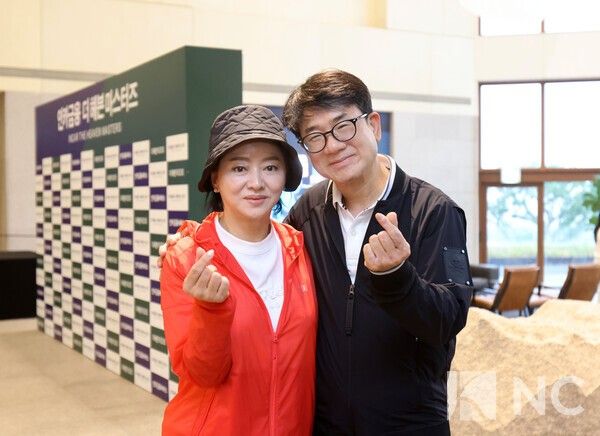 21일 경기 안산 대부도 더헤븐리조트 내 더헤븐CC에서 열린 ‘인카금융 더헤븐 마스터즈’ 대회장을 방문한 백승호 성수의료재단 이사장(오른쪽) 부부가 카메라를 바라보며 손가락 하트 포즈를 취하고 있다. 사진=뉴스컬처