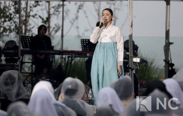 지난 20일&nbsp;경기 안산시 대부도 더헤븐리조트에서는 더헤븐·차지연 콘서트가 열렸다. 차지연이 피날레곡 '봄날은 간다' 무대를 펼치고 있다.