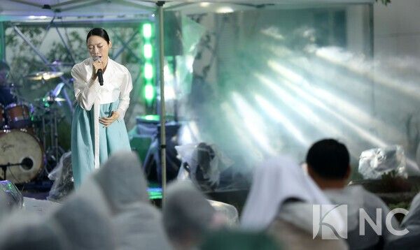지난 20일&nbsp;경기 안산시 대부도 더헤븐리조트에서는 더헤븐·차지연 콘서트가 열렸다. 차지연이 피날레곡 '봄날은 간다' 무대를 펼치고 있다.