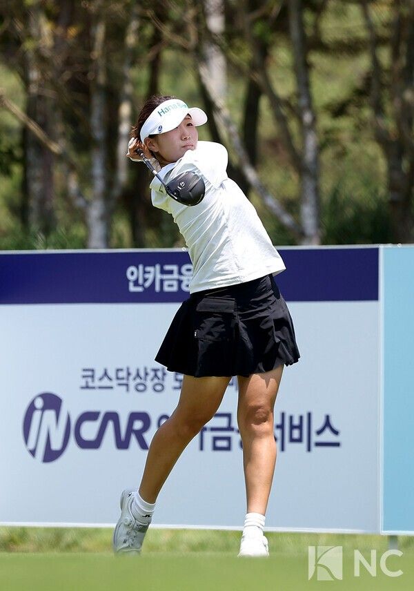 에스더 권이 지난 19일부터 21일까지 더헤븐리조트 내 더헤븐CC에서 열린 KLPGA '인카금융 더헤븐 마스터즈'에서 힘차게 샷을 날리고 있다. 사진=뉴스컬처