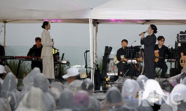 지난 20일&nbsp;경기 안산시 대부도 더헤븐리조트에서는 더헤븐·차지연 콘서트가 열렸다. 차지연과 스페셜게스트 마이클리가 듀엣무대를 펼치고 있다.