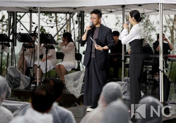 지난 20일&nbsp;경기 안산시 대부도 더헤븐리조트에서는 더헤븐·차지연 콘서트가 열렸다. MC를 맡은 배우 공형진과 차지연이 무대토크를 펼치고 있다.
