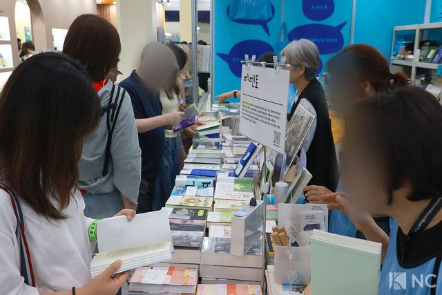 '2026 서울국제도서전'에서 책을 읽는 관람객들. 사진=김규빈 기자