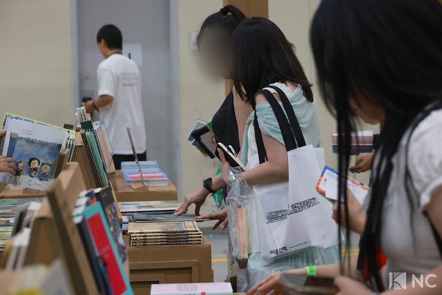 '2026 서울국제도서전'에서 책을 읽는 관람객들. 사진=김규빈 기자