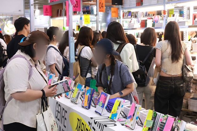'2026 서울국제도서전'에서 책을 읽는 관람객들. 사진=김규빈 기자