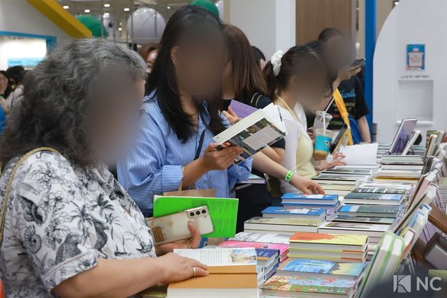 '2026 서울국제도서전'에서 책을 읽는 관람객들. 사진=김규빈 기자