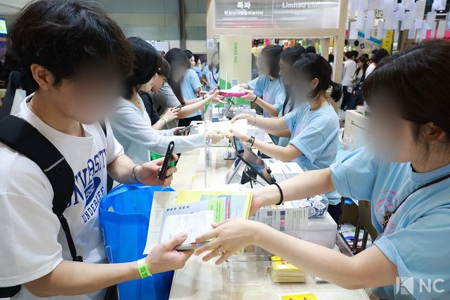 2026 서울국제도서전에서 책을 계산 중인 관람객. 사진=김규빈 기자