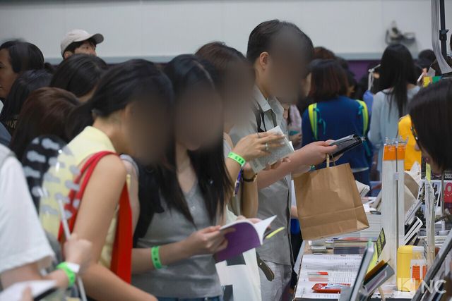 '2026 서울국제도서전'에서 책을 읽는 관람객들. 사진=김규빈 기자