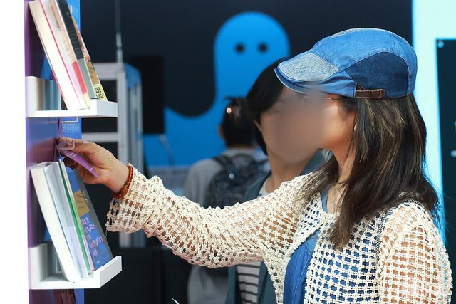 '2026 서울국제도서전'을 둘러보는 관람객. 사진=김규빈 기자