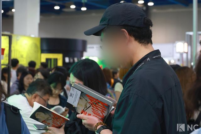 '2026 서울국제도서전'에서 책을 읽는 관람객들. 사진=김규빈 기자