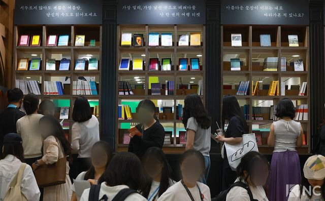 '2026 서울국제도서전'에서 책을 읽는 관람객들. 사진=김규빈 기자