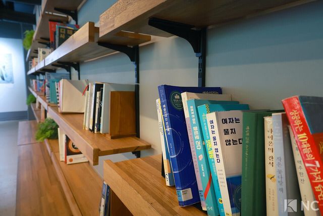 노들서가 곳곳에 꽂혀 있는 책들. 사진=김규빈 기자
