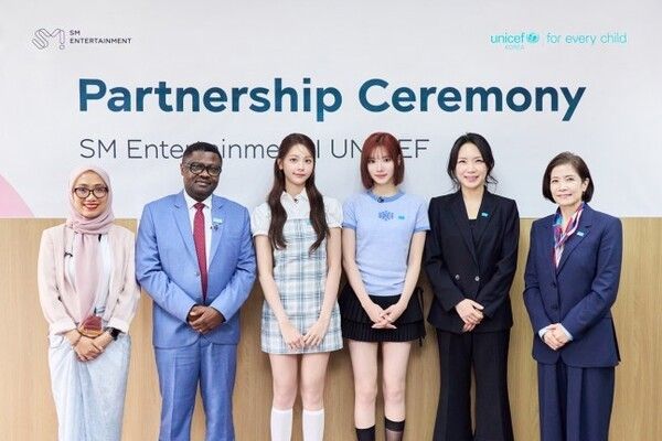 26년 3월 SM엔터테인먼트와 유니세프 한국위원회가 사회공헌협약 체결식 후 기념 촬영을 하고 있다. 협약식에 함께한 유니세프 인도네시아사무소 마라이타 리스티야사리 기후·식수위생 책임자, 진 로켄가 부대표, SM엔터테인먼트 하츠투하즈 카르멘, 지우, 최정민 CGO, 유니세프 한국위원회 조미진 사무총장 (왼쪽부터, 사진제공=유니세프 한국위원회)