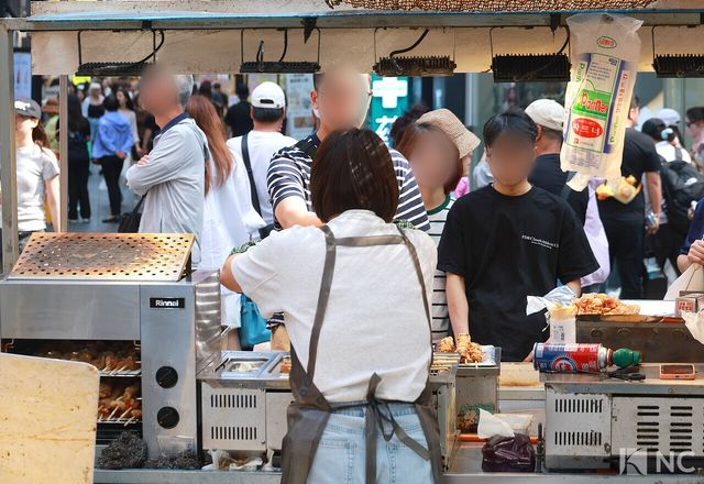 외국인 관광객들이 11일 오후 서울 중구 명동 거리에서 쇼핑을 하고 있다. 사진=김규빈 기자