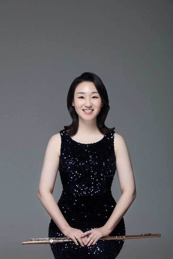 Flutist Hyunjin Cho. Photo by Lead Arts Planning.