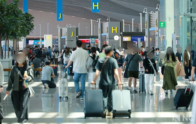 관광객들로 붐비는 인천공항. 사진=김규빈 기자