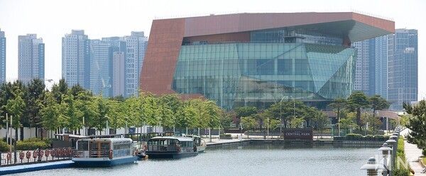 Songdo Central Park. Photo by Reporter Kim Gyubin.