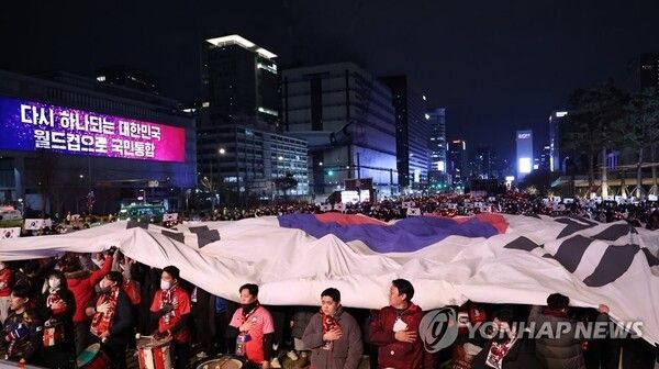 2022 카타르 월드컵 H조 예선 한국과 포르투갈 경기 합동 응원에 나선 붉은악마와 시민들이 대형 태극기를 펼치며 응원을 펼치고 있다. 2022.12.2. 사진=연합뉴스
