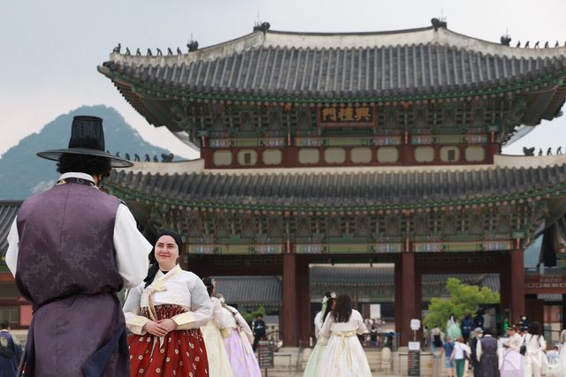 한복을 입고 관광 즐기는 외국인 관광객들. 사진=김규빈 기자
