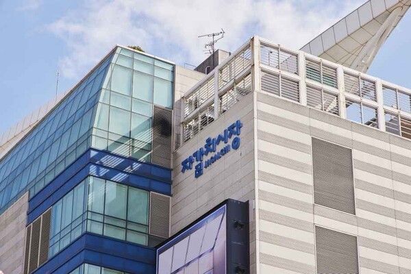 부산 자갈치시장에는 건어물 매대와 활어 수조, 조개류 좌판이 이어져 국내외 관광객의 K-푸드 체험 공간으로 활용되고 있다. 사진=한국관광공사