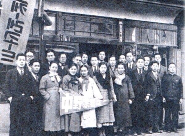 일본 OK레코드사 취입을 마치고 관계자들과 함께 한 임방울 (앞줄 오른쪽에서 네번째). 사진=국창 임방울 홈페이지