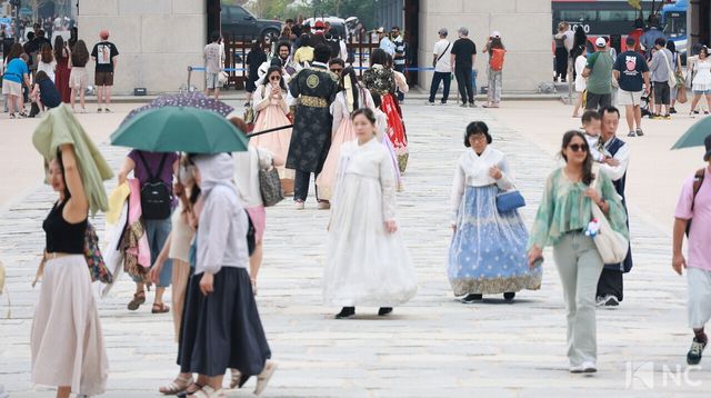 한복을 입고 관광 즐기는 외국인 관광객들. 사진=김규빈 기자