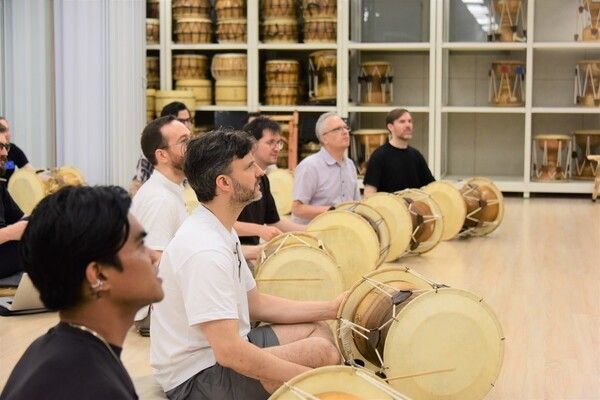 Participants practice the janggu during the 2026 International Gugak Training Program. Photo courtesy of the National Gugak Center.