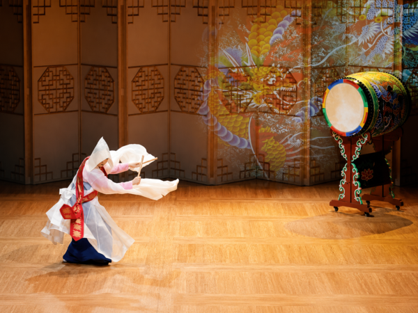 강윤주 전통춤 ‘태평장춘(太平長春)' 공연 모습. 사진=과천문화재단
