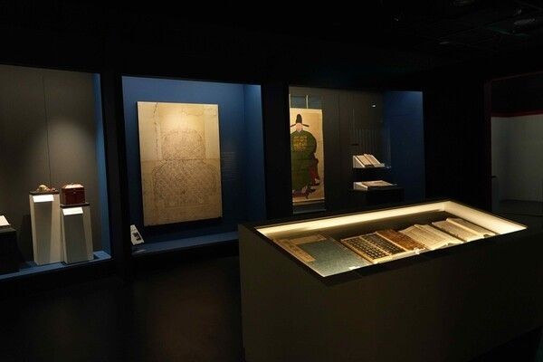 Installation view of 1466: The Royal Progress to Gangwon Province. Photo courtesy of the National Museum of the Annals of the Joseon Dynasty.