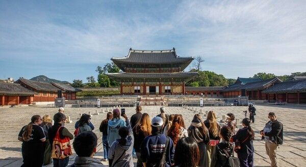 Morning at Changdeokgung Palace — Before visitors arrive, guides welcome participants to the 