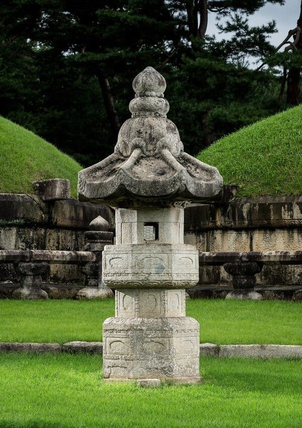 The stone lantern standing before the royal burial mound. Photo courtesy of the Royal Palaces and Tombs Center, Korea Heritage Service.