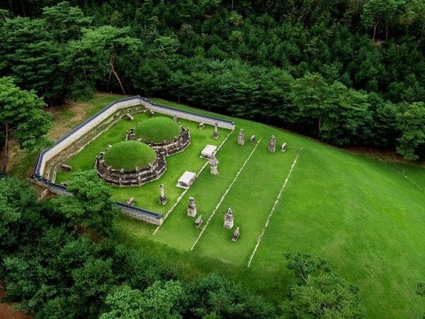 A panoramic view of the twin burial mounds at Gangneung. Photo courtesy of the Royal Palaces and Tombs Center, Korea Heritage Service.