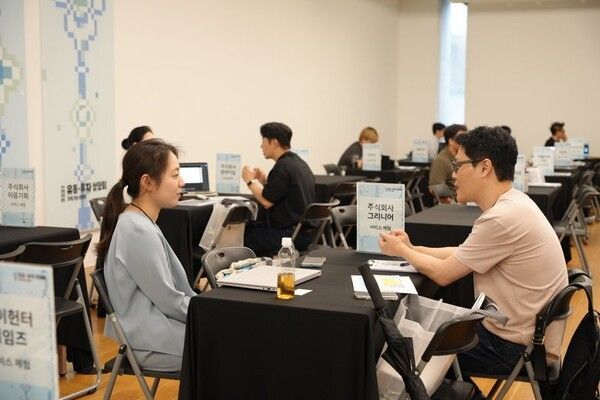 전통문화 창업기업 관계자와 유통 MD가 상담 테이블에서 브랜드와 상품 전략을 논의 중이다. 상담회에서는 총 145건의 유통·투자 상담과 약 18억 원 규모의 논의가 진행됐다. 사진=한국공예·디자인문화진흥원