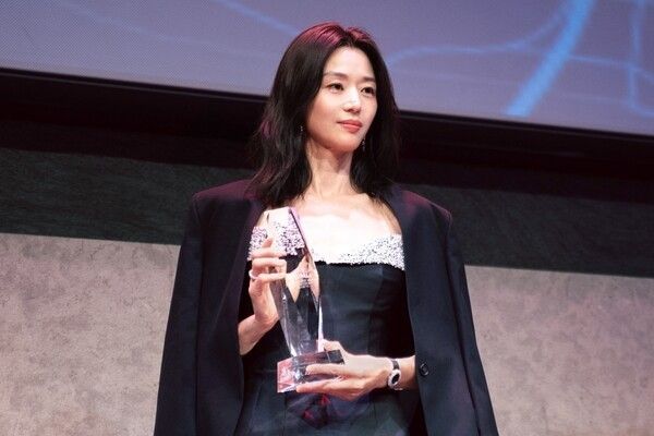 Jun Ji-hyun receives the Extraordinary Star Asia Award at the 25th New York Asian Film Festival. Photo courtesy of PEACH Company