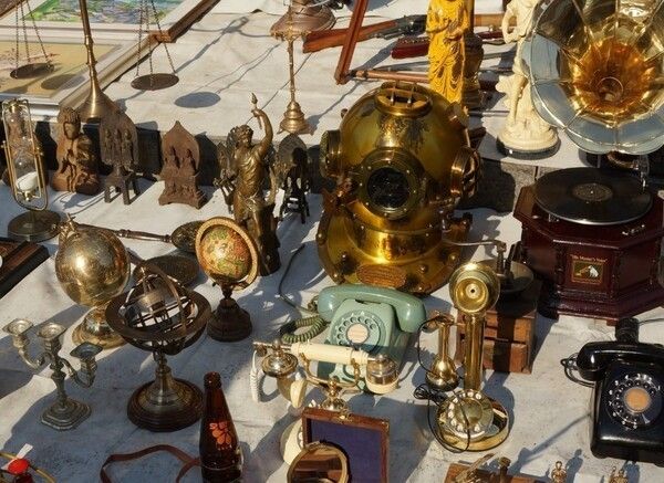 Vintage telephones, gramophones, lamps and decorative objects on display at Seoul Folk Flea Market. Photo courtesy of Seoul Folk Flea Market’s official social media
