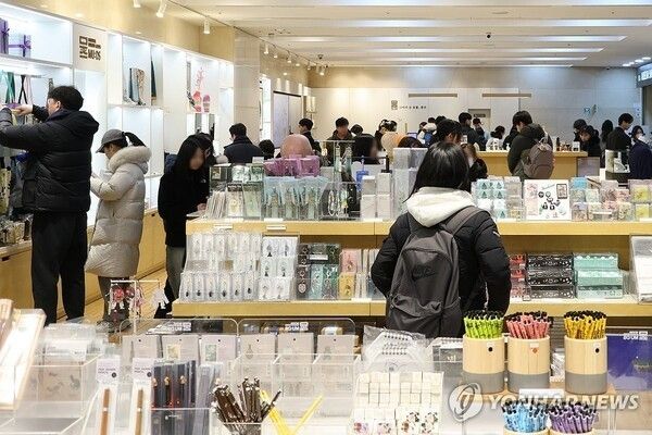 Visitors browse “MU:DS,” the National Museum of Korea’s cultural merchandise, at the museum shop in Yongsan, Seoul, on Dec. 30, 2025. Photo courtesy of Yonhap News Agency