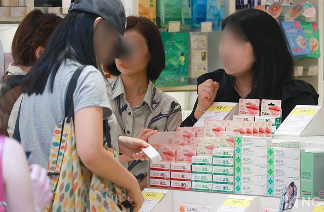 외국인 관광객들이 11일 오후 서울 중구 명동 거리에서 화장품을 쇼핑 하고 있다. 사진=김규빈 기자