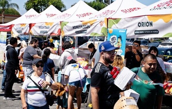 Visitors browse Korean food products at a K-Food Fiesta booth inside a Superior Grocers store in Los Angeles. Photo courtesy of aT