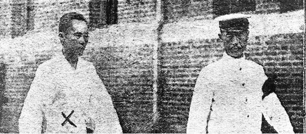 Kim Chang-sook, left, being transferred to the prosecutors’ office. Photo courtesy of the Simsan Kim Chang-sook Memorial Hall