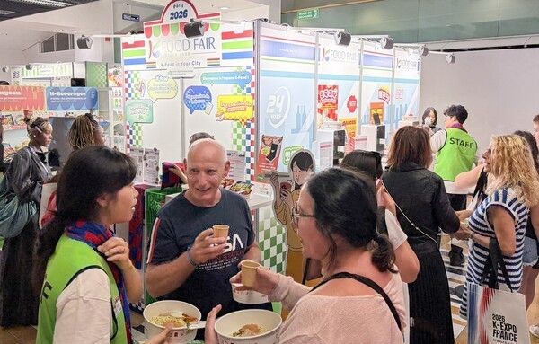 Visitors at a K-Food Fair in Paris enjoy a Korean convenience-store experience with Hangang-style instant noodles and drinks. Photo courtesy of Korea Agro-Fisheries & Food Trade Corporation