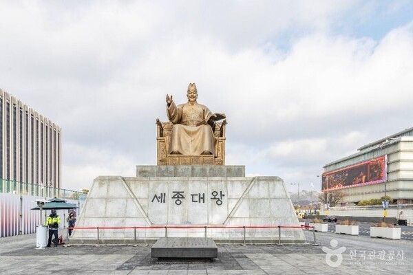 Statue of King Sejong at Gwanghwamun Square. Photo courtesy of the Korea Tourism Organization