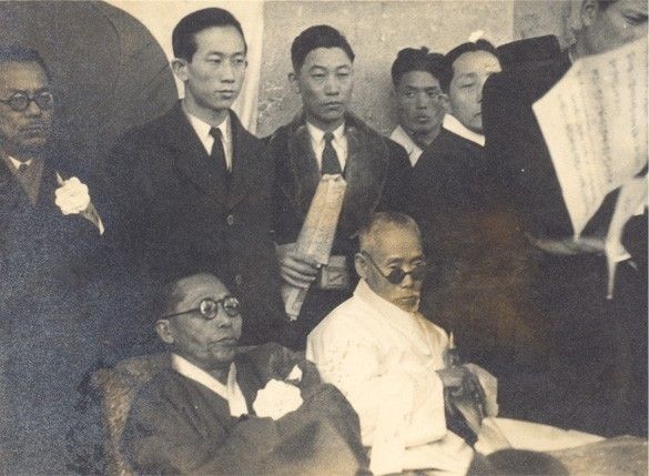 Kim Chang-sook with Kim Ku and others during efforts to establish a unified Korean government. Photo courtesy of the Simsan Kim Chang-sook Memorial Association