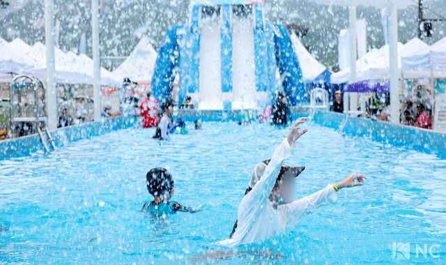 어린이들이 23일 오후 서울 종로구 광화문광장에 위치한 ‘2026 서울썸머비치’ 수영장에서 물놀이를 즐기고 있다. 사진=김규빈 기자