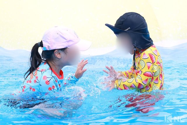 어린이들이 23일 오후 서울 종로구 광화문광장에 위치한 ‘2026 서울썸머비치’ 수영장에서 물놀이를 즐기고 있다. 사진=김규빈 기자