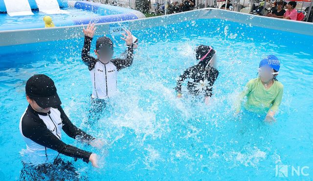 어린이들이 23일 오후 서울 종로구 광화문광장에 위치한 ‘2026 서울썸머비치’ 수영장에서 물놀이를 즐기고 있다. 사진=김규빈 기자
